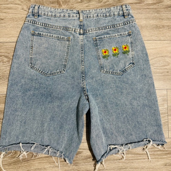 SHEIN Pants - Bohemian Distressed Denim Shorts Daisy Embroidered Cutoff Raw Hem Light Wash L
